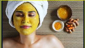 केशर हळदीच्या फेसमास्कमध्ये मिक्स करा 'हे' घटक, मुरूम होतील कमी.