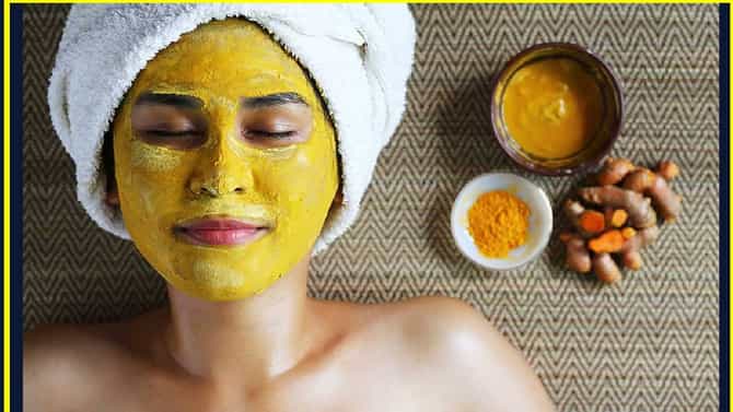 केशर हळदीच्या फेसमास्कमध्ये मिक्स करा हे घटक, मुरूम होतील कमी