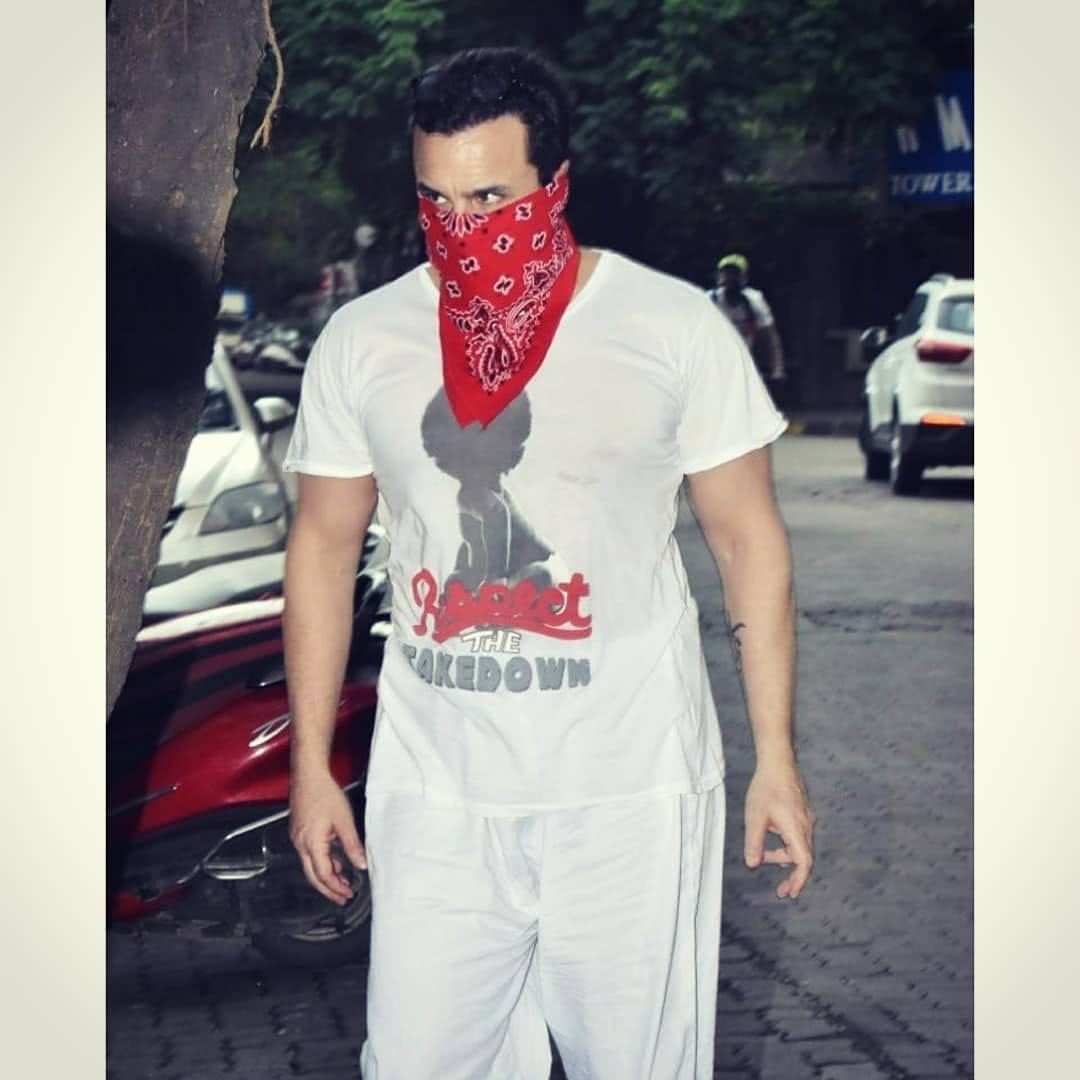 पहिल्याच चित्रपटातून त्याला बाहेरचा रस्ता दाखवण्यात आला होता. पण आता तो अब्जावधी रुपयाच्या संपत्तीचा मालक आहे. या अभिनेत्याने आपल्या करिअरमध्ये सलग 10 फ्लॉप चित्रपटांचा सामना केला आहे. 