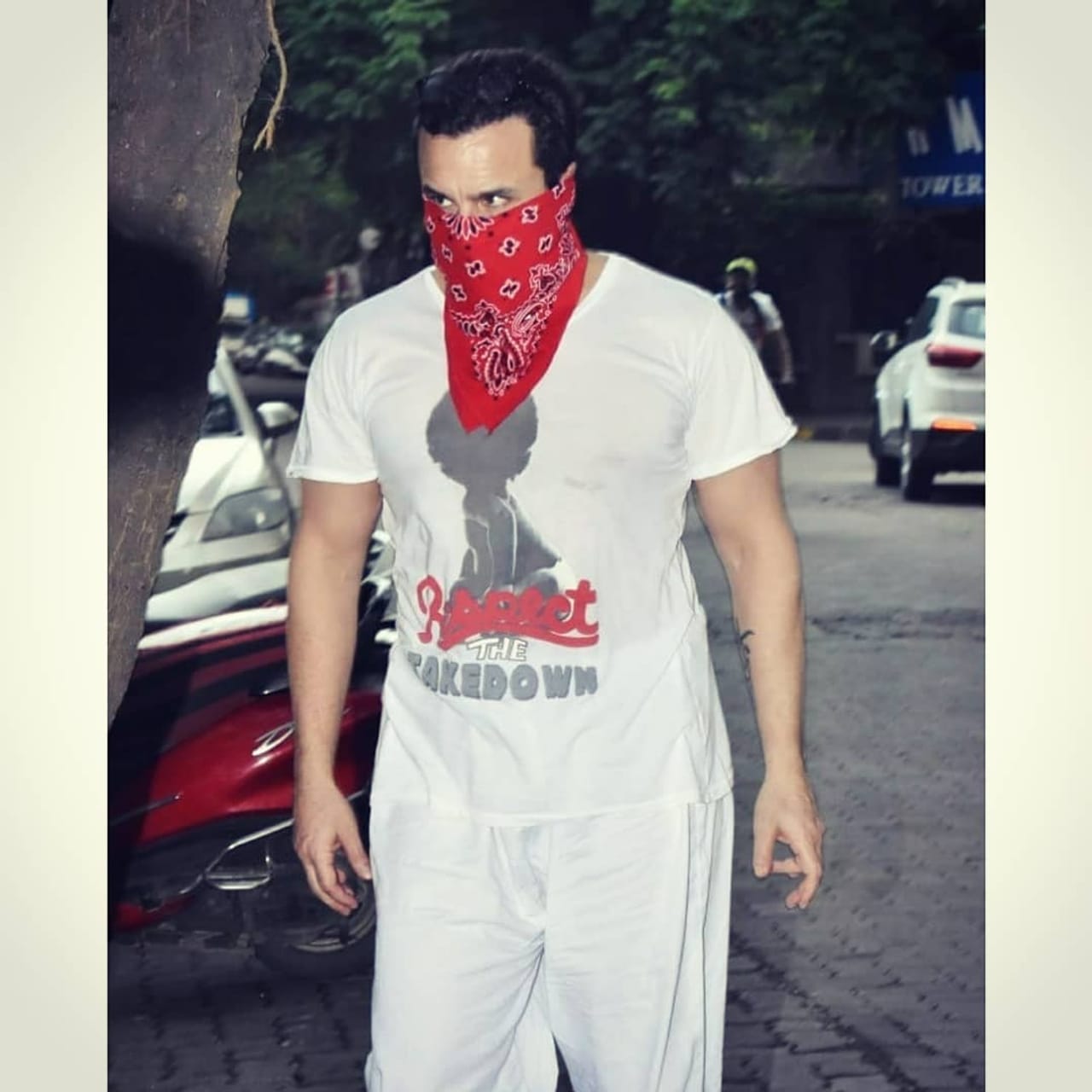 पहिल्याच चित्रपटातून त्याला बाहेरचा रस्ता दाखवण्यात आला होता. पण आता तो अब्जावधी रुपयाच्या संपत्तीचा मालक आहे. या अभिनेत्याने आपल्या करिअरमध्ये सलग 10 फ्लॉप चित्रपटांचा सामना केला आहे. 