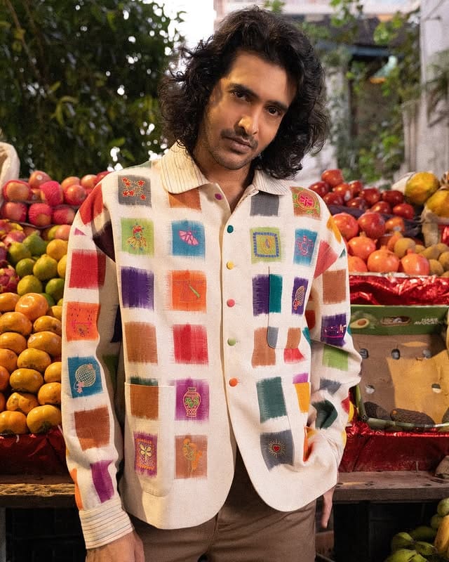 अक्षय खन्नाला जेवढी प्रसिद्धी आणि प्रतिष्ठा मिळाली, त्याच्या कुटुंबातील इतर लोकांना मात्र हे मिळू शकलं नाही. अक्षय खन्नाचे वडील विनोद खन्ना यांनी एकूण दोन लग्नं केली. त्यांच्या पहिल्या पत्नीचे नाव गीतांजली असे आहे. गीतांजलीपासून त्यांना अक्षय खन्ना आणि राहुल खन्ना अशी दोन मुलं झाली.