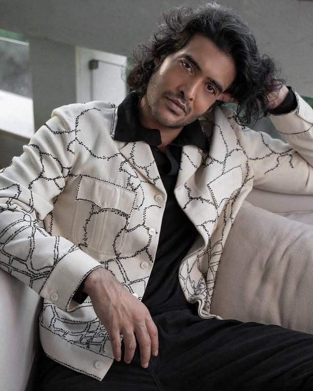 अक्षय खन्ना सध्या सगळीकडेच चर्चेत आहे. त्याने धुरंधर चित्रपटात रहमान डकैत हे पात्र साकारताना केलेल्या कामाचे तर विशे, कौतुक होत आहे. विशेष म्हणजे त्याने या चित्रपटात FA9LA या गाण्यावर केलेला डान्स तर लोकांना प्रचंड आवडला आहे. अक्षय खन्ना आपले काम करतो आणि कुठेतरी गायब होतो. तो सोशल मीडियावर नाहीये.