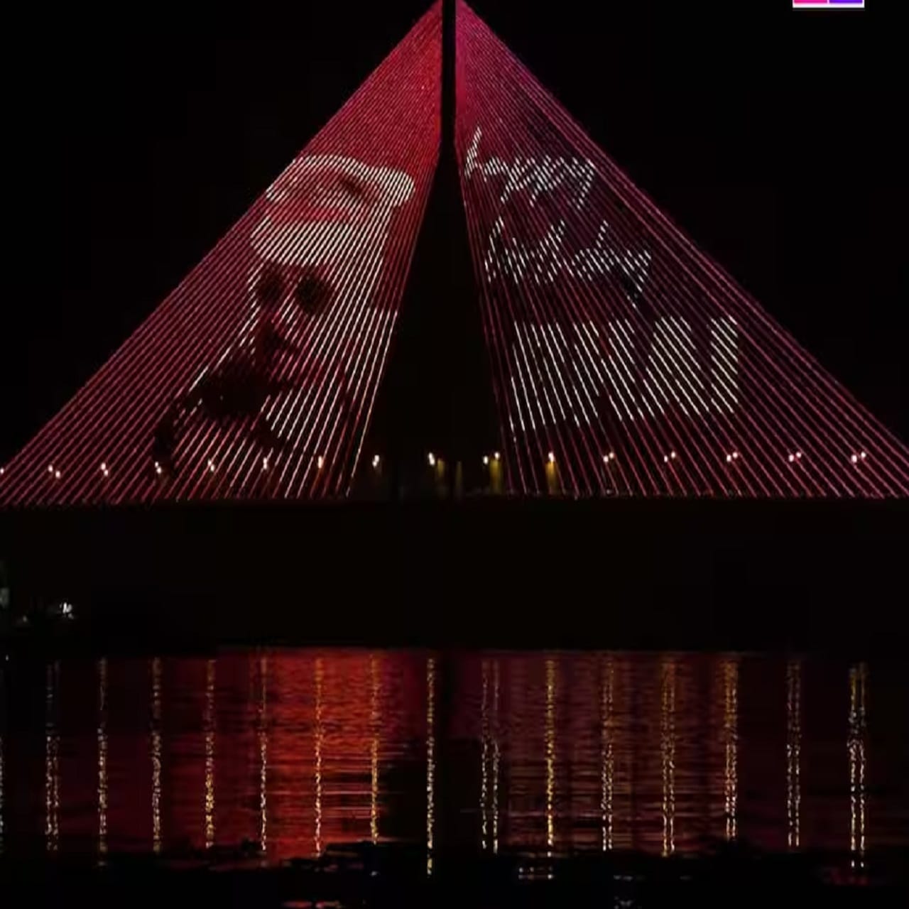 90 च्या दशकापासून सलमान खान बॉलिवूडवर राज्य करत आहे. पण आजही त्याच्या चाहत्यांची संख्या कमी झालेली नाही. वयाच्या 60 व्या वर्षी देखील सलमान खान याची क्रेझ चाहत्यांमध्ये दिसून येते.. आजही म्हणजे वयाच्या 60 व्या वर्षी देखील भाईजान मोठ्या पडद्यावर सक्रिय आहे. 