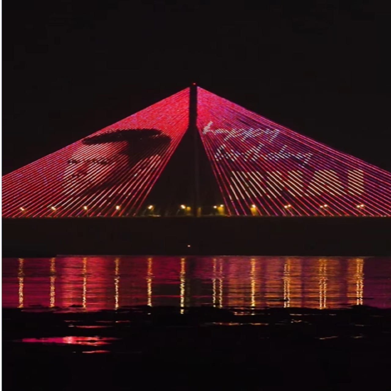 सलमान खान याच्यानंतर अनेक अभिनेत्यांनी बॉलिवूडमध्ये पदार्पण केलं, पण कोणीच सलमान खान याची जागा घेवू शकलेलं आहे. आज देखील तरुणांमध्ये सलमान खान आवडीचा अभिनेता आहे. आज देखील चाहते भाईजानच्या आगामी सिनेमाच्या प्रतीक्षेत असतात. 