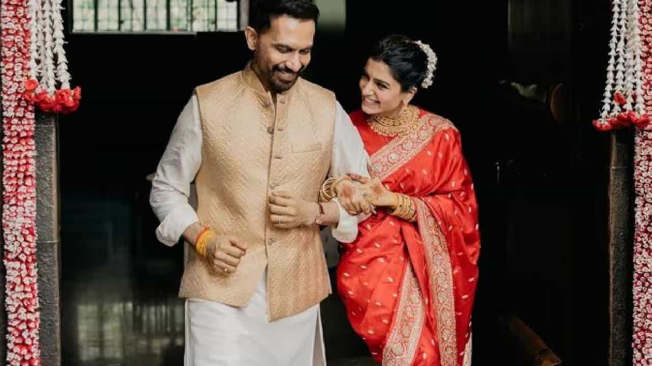 प्रसिद्ध अभिनेत्री समांथा रुथ प्रभु हिने नुकतंच दुसरं लग्न केलं. द फॅमिली मॅनचा दिग्दर्शक असलेल्या राज निदिमोरूशी तिने लग्नगाठ बांधली असून ती त्याची दुसरी पत्नी बनली. पण एखाद्याशी लग्न करून दुसरी बायको बनलेली ती काही पहिलीची अभिनेत्री नाही, समांथापूर्वी करीना कपूर, श्रीदेवी, लारा दत्ता, शिल्पा शेटी यांसारख्या अनेक अभिनेत्रींनी घटस्फोटीत व्यक्तीशी लग्न केलं आहे. या लिस्टमध्ये अनेकींची नावं आहेत.