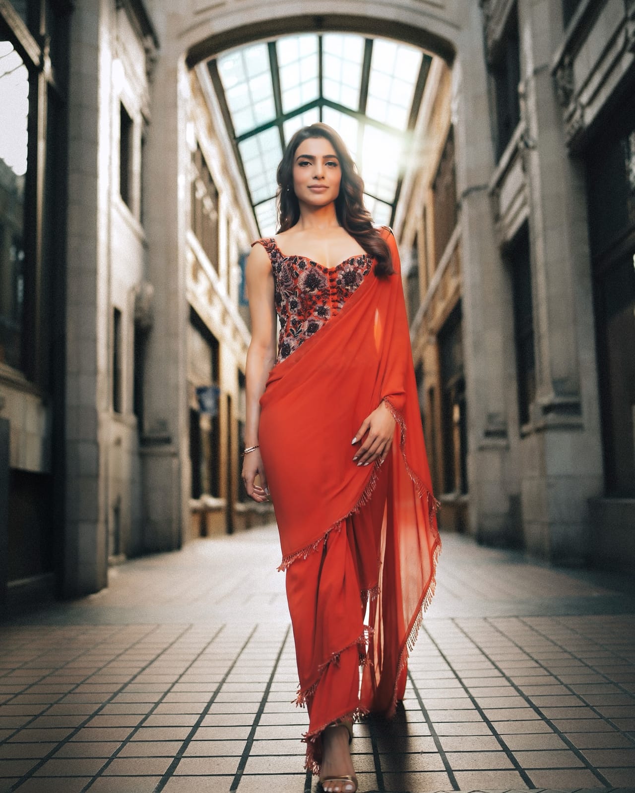 लोकप्रिय दाक्षिणात्य अभिनेत्री समांथा रूथ प्रभू दुसऱ्यांदा विवाहबंधनात अडकली. सध्या ती तिच्या दुसऱ्या लग्नामुळे चर्चेत आहे. समांथाने द फॅमिली मॅन या वेब सीरिजचे दिग्दर्शक राज निदिमोरू यांच्याशी लग्नगाठ बांधली.