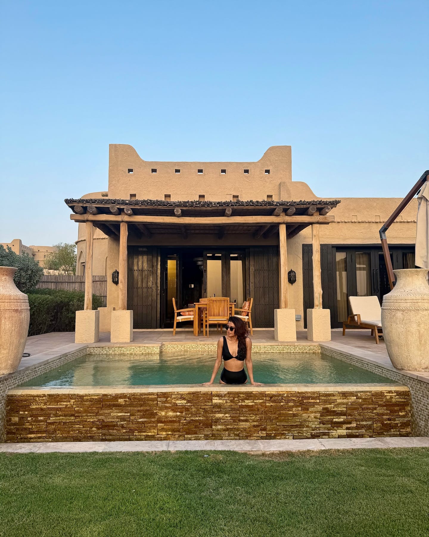 ती प्रत्येक चित्रपटासाठी अंदाजे ३ ते ५ कोटी रुपये मानधन आकारते. पुष्पा: द राइज या चित्रपटातील 'ऊ अंटावा' या गाण्यासाठी तिने सुमारे ५ कोटी मानधन घेतले होते. त्यासोबत ती अनेक मोठमोठ्या ब्रँड्सच्या जाहिरातीही करते. यातून ती दरवर्षी सुमारे ८ कोटी रुपये कमावते.