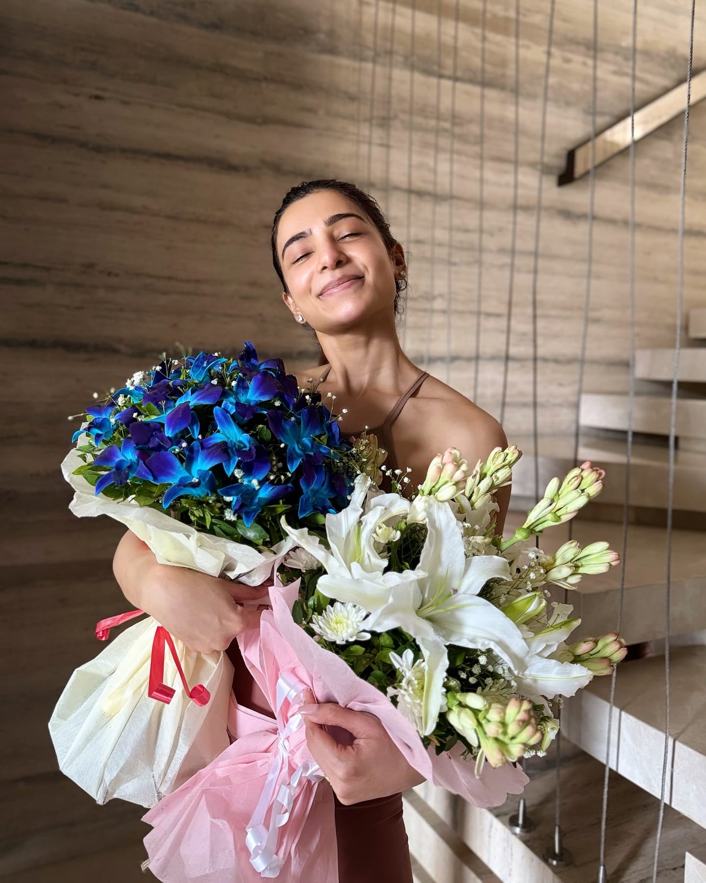 तर समांथा रूथ प्रभू ही दक्षिण भारतीय चित्रपट उद्योगातील एक अग्रगण्य आणि सर्वाधिक मानधन घेणारी अभिनेत्री आहे. स्टॉकग्रो २०२३ च्या अहवालानुसार, समांथाची एकूण संपत्ती १०१ कोटी रुपये इतकी आहे.