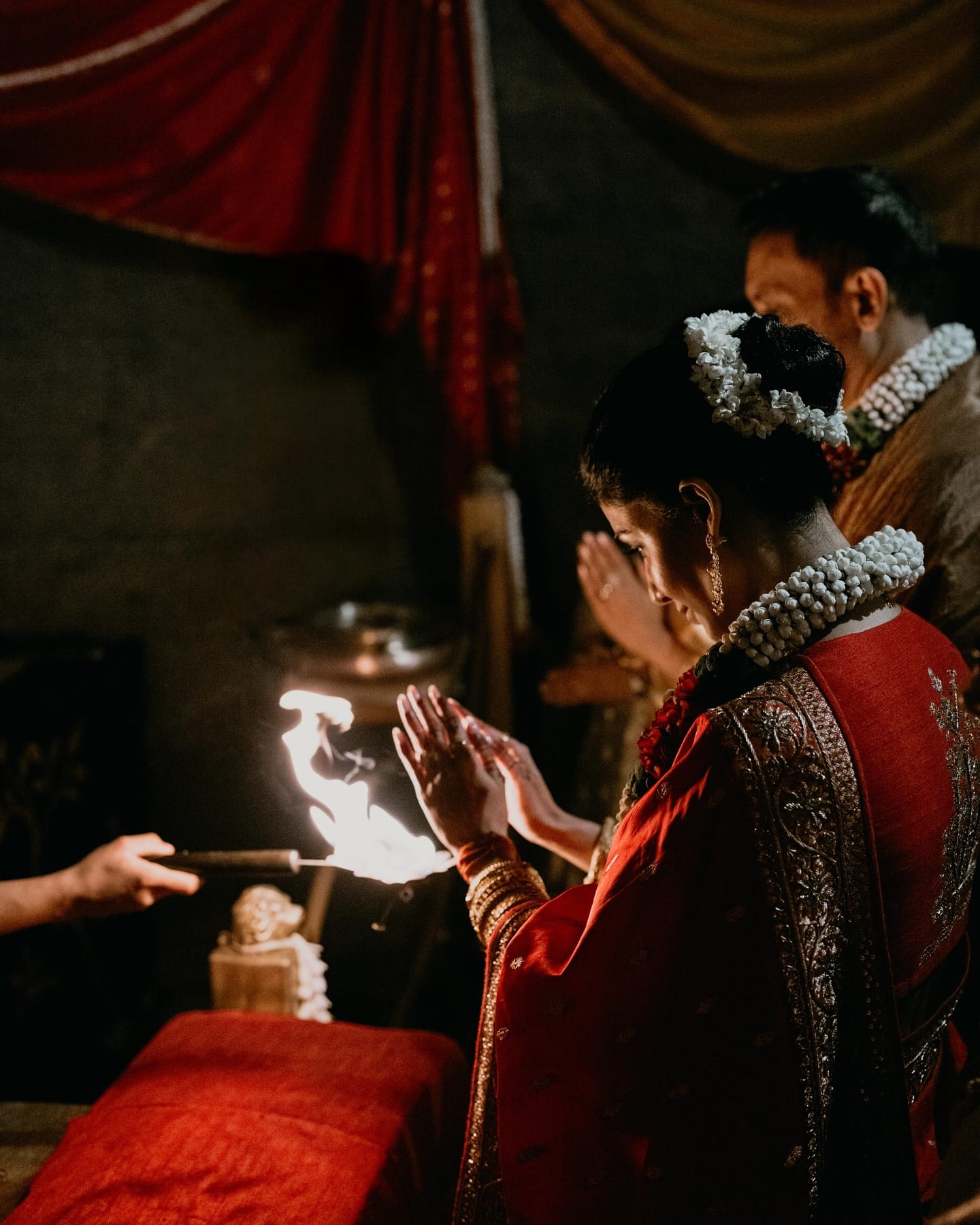 'द फॅमिली मॅन', 'गो गोवा गॉन', 'स्त्री', 'फर्जी' आणि 'सिटाडेल: हनी बनी' यांसारख्या सुपरहिट कलाकृतींमुळे त्यांच्या संपत्तीत मोठी वाढ झाली आहे. राज यांनी एसव्हीयू कॉलेज ऑफ इंजिनिअरिंगमधून संगणक विज्ञानात बी.टेक पदवी मिळवली आणि त्यानंतर पुढील शिक्षणासाठी ते अमेरिकेत गेले.