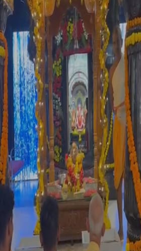 अक्कलकोट स्वामी समर्थ चरण पादुकांचे सांगलीतील गणपती मंदिरात पूजन.