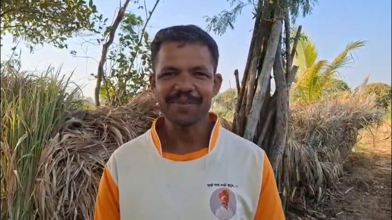 सुधीर चव्हाण असे या शेतकऱ्याचे नाव आहे. त्यांनी टाकाऊ वस्तूंपासून एक स्वदेशी अलार्म तयार केला आहे. सुधीर चव्हाण यांची कुरळप परिसरातील मळ्यामध्ये वस्ती आहे.