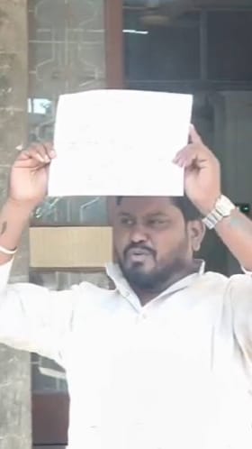 प्राथमिक शिक्षणाधिकाऱ्यांना निलंबित करा, सांगलीमध्ये अनोख्या पद्धतीने आंदोलन