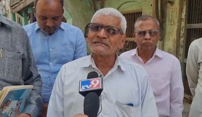 डॉ.बाबासाहेब आंबेडकर यांच्या भेटीचे कारण म्हणजे महाराष्ट्र राज्यातला पहिला अनुसूचित जातीचा सरपंच हा जळगाव तालुक्यातील आसोदा या गावात झाला होता.