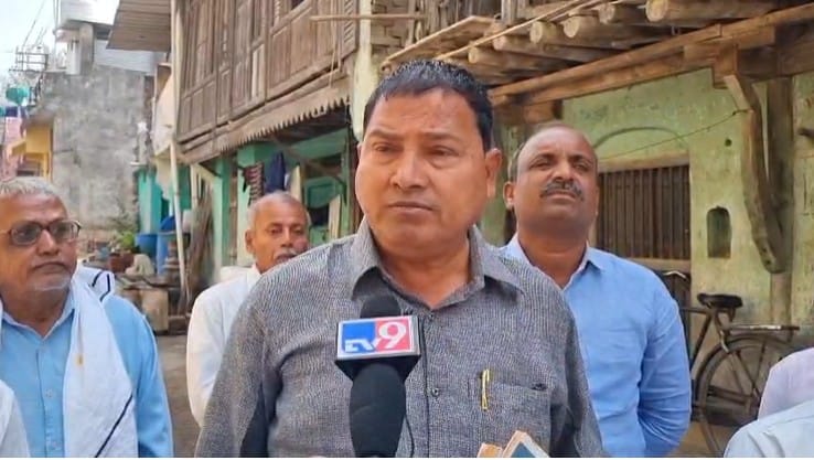 राज्यातील पहिला दलित सरपंच निवडून आल्याने डॉ. बाबासाहेब आंबेडकर यांनी जळगावच्या आसोदा गावाला भेट दिली होती.या भेटीची आठवण आजही गावकऱ्यांच्या मनात जीवंत आहे. या भेटीमध्ये डॉ.बाबासाहेब आंबेडकर यांनी या गावात तीन दिवस मुक्काम केला होता. 