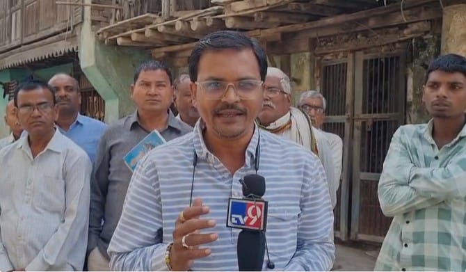 जळगाव तालुक्यातील आसोदा या गावात ज्या वाड्यात डॉक्टर बाबासाहेब आंबेडकर यांनी तीन दिवस मुक्काम केला होता. त्याच ठिकाणी टीव्ही 9 मराठीचे प्रतिनिधी किशोर पाटील यांनी आढावा घेतला असून गावकऱ्यांशी बातचीत केली.