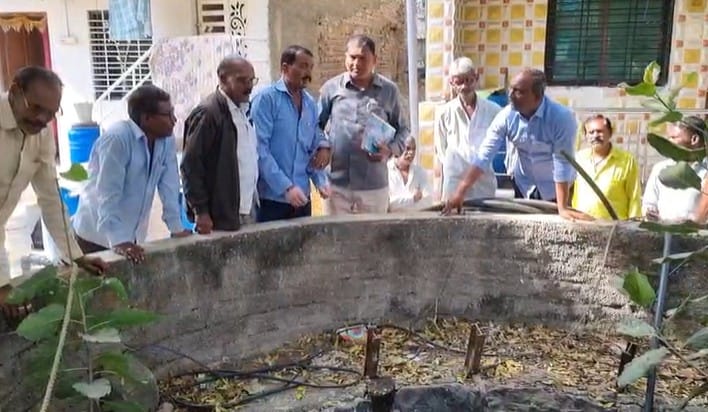 तीन दिवसाच्या या मुक्कामात डॉ. बाबासाहेब आंबेडकर गावकऱ्यांच्या घरी गेले आणि मोठ्या आनंदात त्यांनी चटणी भाकर ठेचा खाल्ल्याच्या देखील आठवणी गावकरी सांगत आहेत.