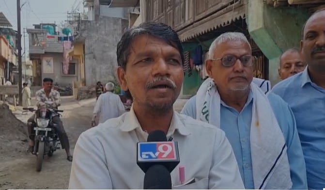 दौलतराव दामू पाटील, मोतीराम महिपत पाटील आणि दगाजी शामराव पाटील आणि सहकाऱ्यांनी पुढाकार घेऊन धनजी रामचंद्र बिन्हाडे यांची सरपंचपदी निवड केली होती.