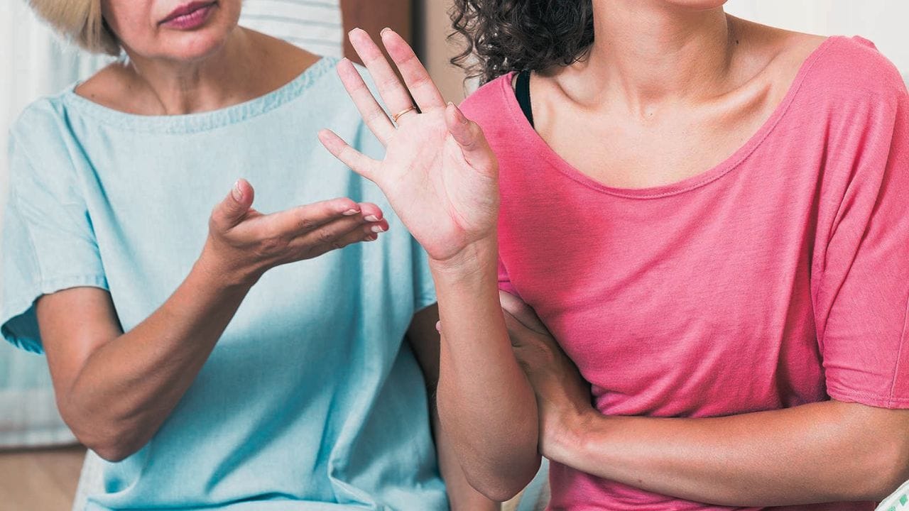 लग्नानंतर सासू-सूनेमध्ये मतभेद होणे हे स्वाभाविक आहे. नवरा सासूची बाजू घेतल्यास परिस्थिती आणखी गुंतागुंतीची होते. अशावेळी वाद टाळून प्रेमाने आणि संयमाने नाते सुधारणे हाच उत्तम मार्ग आहे.