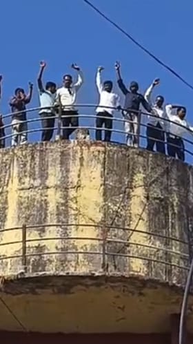 सटाण्यात शेतकऱ्यांचे शोले स्टाईल आंदोलन.