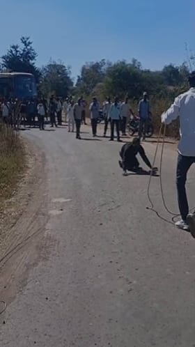 सातारा अंगापूर फाट्यानजीक मनोरुग्ण व्यक्तीचा रस्त्यावर धुडगूस