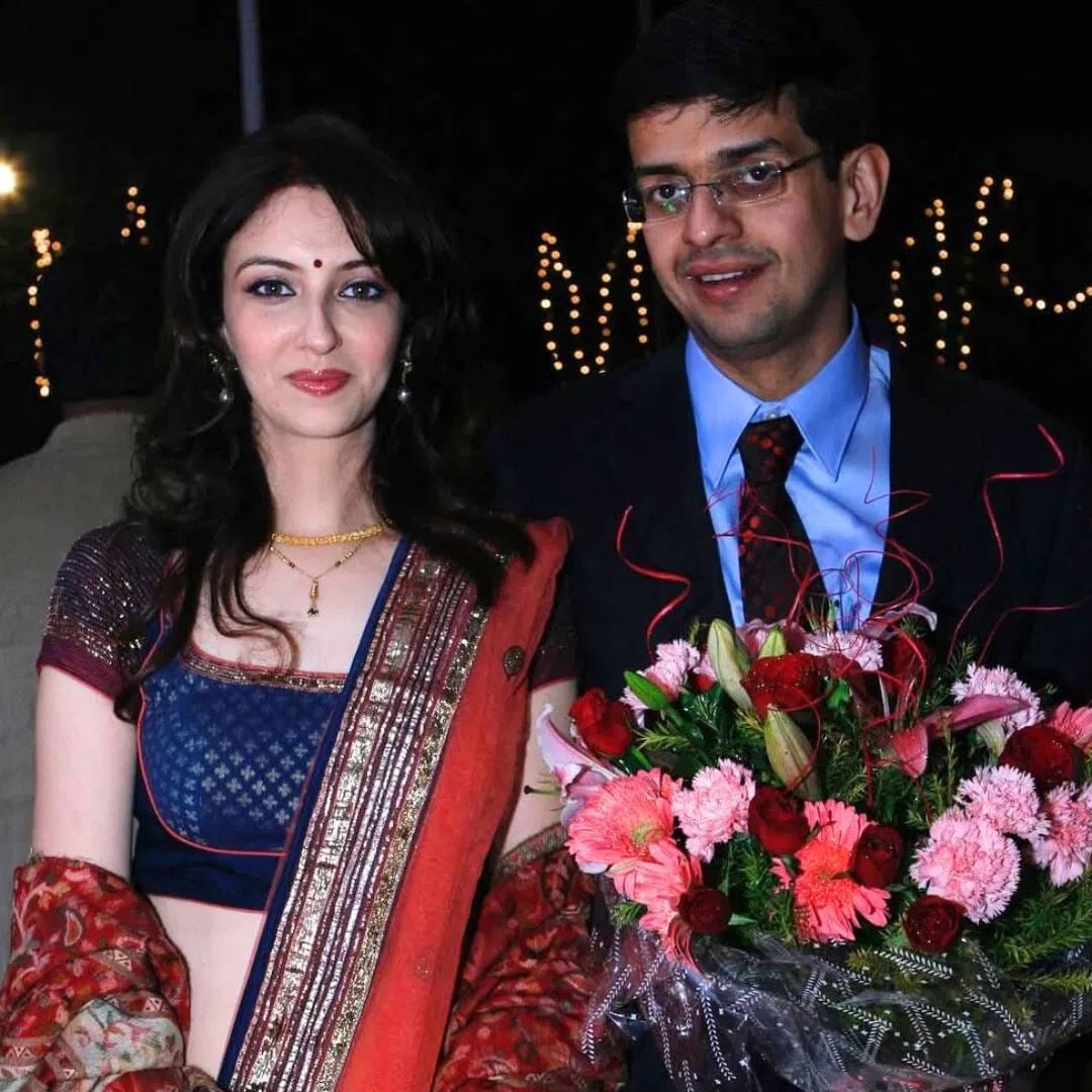 सौम्या टंडनचा पती सौरभ दिल्लीत लहानाचा मोठा झालाय. त्याचं शिक्षण दिल्लीत झालय. लग्नाआधी सौम्या आणि सौरभ लिव्ह इन रिलेशनशिपमध्ये होते. सौरभ प्रोफेशनने एक बँकर असून मुंबईत राहतो. कॉलेजच्या दिवसापासूनच सौरभने मला अभिनयासाठी सपोर्ट केला. 2019 साली तिने सुंदर मुलाला जन्म दिला. ती नेहमीच सोशल मीडियावर मुलासोबतचे फोटो शेअर करत असते. 