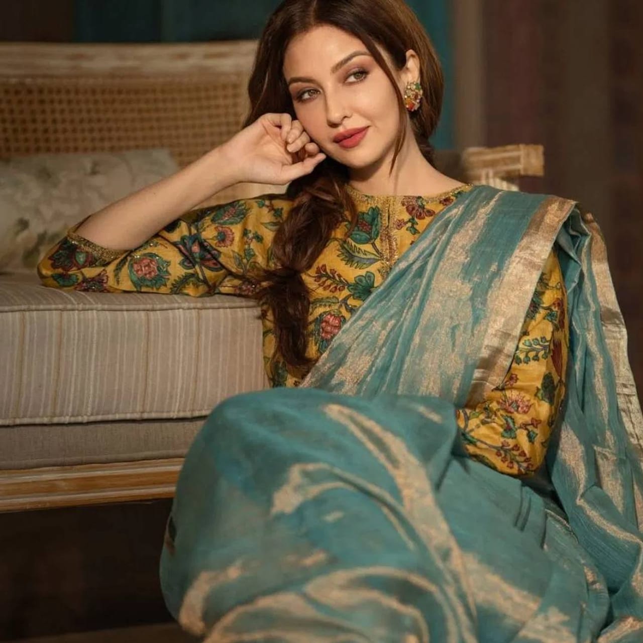 चित्रपटात अक्षय खन्नाने रहमान डकैतच्या रोलने सगळ्यांचं मन जिंकलं. त्याचवेळी लोकांची एक्साइटमेंट त्यावेळी सर्वात जास्त वाढली, जेव्हा रहमानच्या पत्नीच्या रोलमध्ये फेमस टीव्ही अभिनेत्री सौम्या टंडनला पाहिलं. 