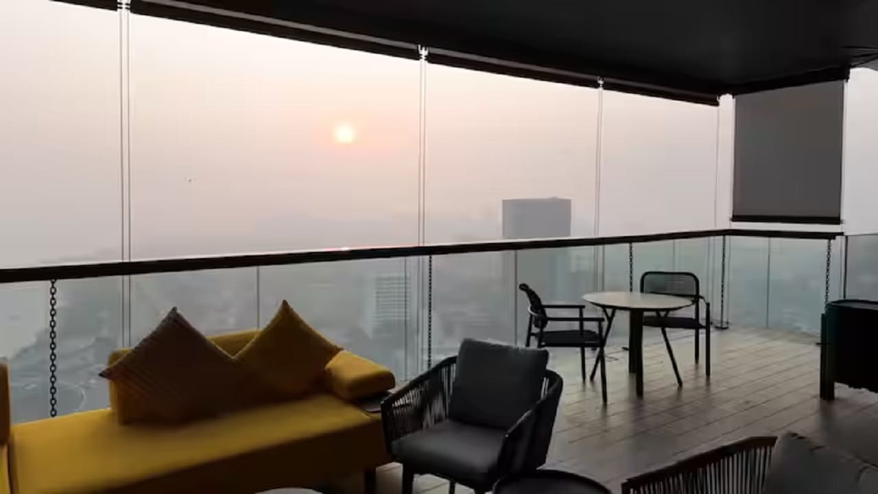  सोनाक्षीच्या घराच्या बाल्कनीत एक चमकदार पिवळा सोफा ठेवला आहे, ज्यामुळे जागा आनंदी आणि आधुनिक वाटते. बाहेरील दृश्य देखील मनमोहक आहे. मोठी अशी सोनाक्षीच्या घराची बाल्कनी आहे.