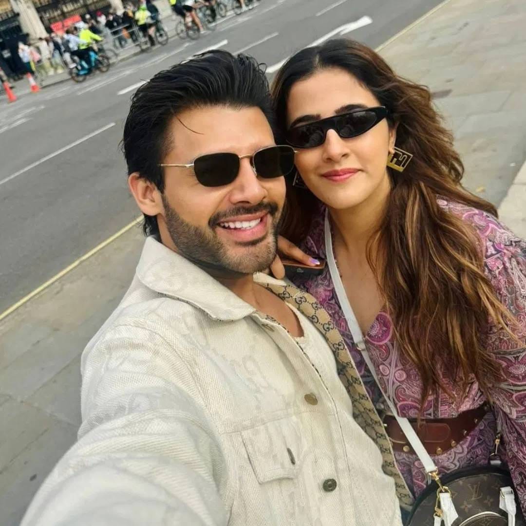 बॉलीवुड एक्ट्रेस कृति सेननची बहिण नुपुर सेनन आणि सिंगर स्टेबिन बेन पुढच्यावर्षी विवाहबंधनात अडकणार आहेत. ही दोन्ही लग्न 11 जानेवारी 2026 रोजी उदयपूर येथे होणार आहे. अलीकडे कृतीने ख्रिसमस सेलिब्रेशनचे फोटो शेअर केले. या फोटोंमध्ये स्टेबिन सुद्धा होता. 