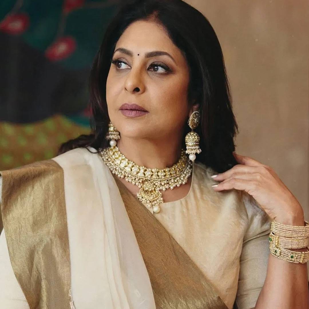 गुजराती नाटकांमधून शेफाली शाह यांनी आपल्या अभिनयाची सुरुवात केलेली. 1996 साली टीव्ही सीरियल 'हसरते'ने त्यांना ओळख मिळवून दिली. 1998 साली सत्या चित्रपटात गँगस्टर भिखू म्हात्रेच्या पत्नीचा रोल केला. करिअरच्या सुरुवातीला कमी चित्रपट करुनही प्रत्येक भूमिकेतून आपली छाप उमटवली.