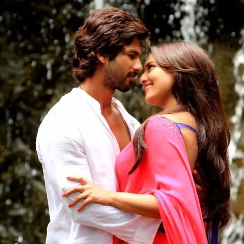 बॉलिवूड अभिनेता शाहिद कपूर आणि सोनाक्षी सिन्हा यांच्याही रिलेशनशिपच्या चर्चांनी एकेकाळी जोर धरला होता. पण त्यांचं नातं फार काळ टिकले नाही. त्यांनी आर राजकुमार चित्रपटात एकत्र काम केलं होतं.