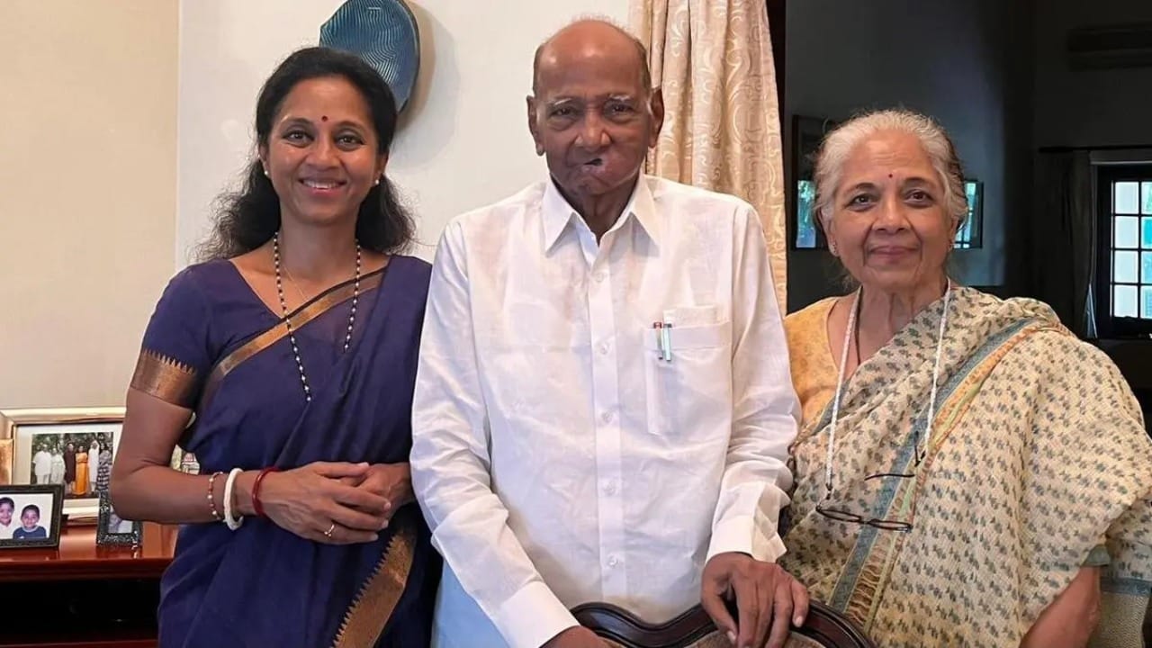 शरद पवारांच्या या संपत्तीत त्यांच्या पत्नी प्रतिभा पवार यांचाही मोठा वाटा आहे. शरद पवार आणि पत्नी प्रतिभा पवार यांच्याकडे ८८ लाख रुपयांहून अधिक किंमतीचे सोने आणि चांदीचे दागिने आहेत. तसेच, त्यांच्याकडे विविध बँक खात्यांमध्ये ९ कोटी रुपयांहून अधिक ठेवी जमा आहेत.