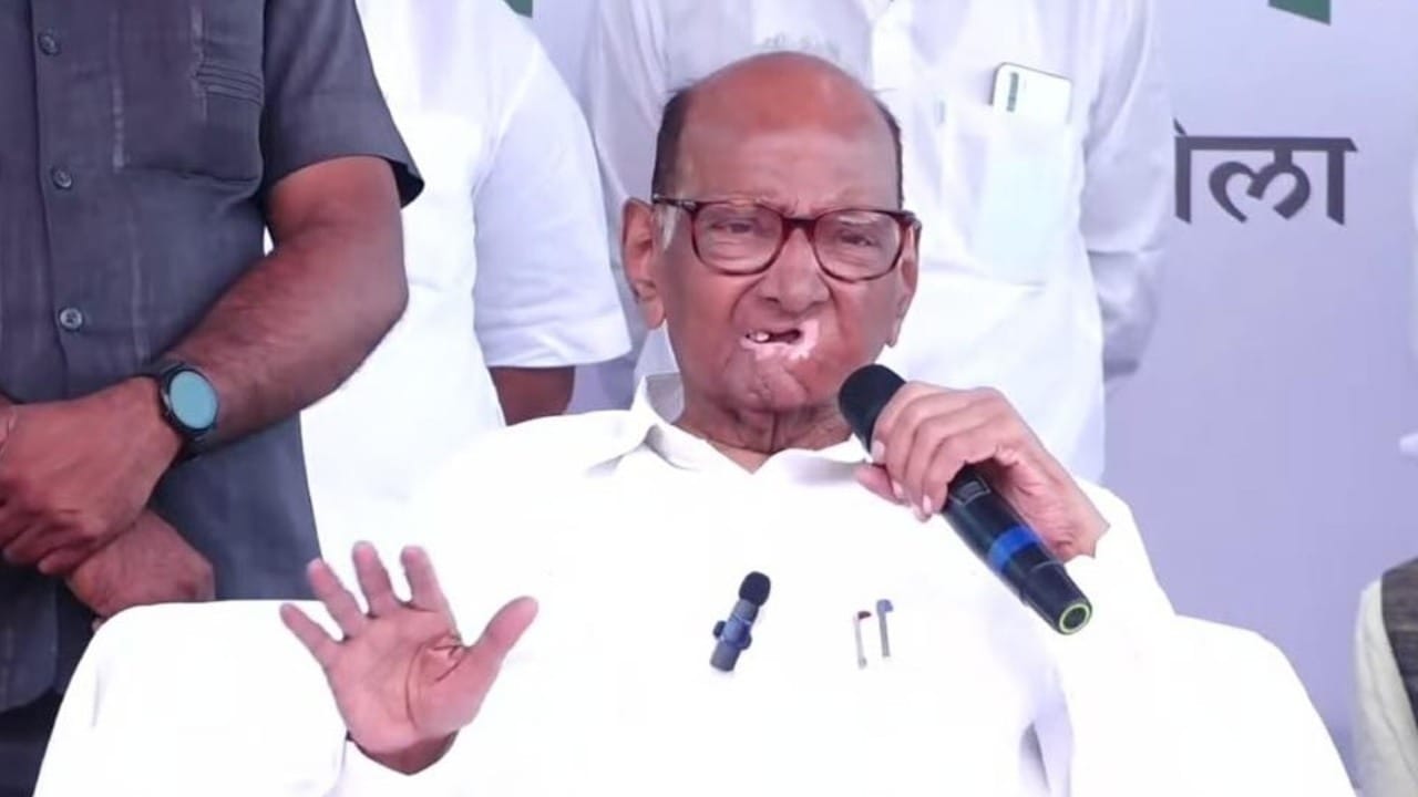 महाराष्ट्राच्या राजकारणातील चाणक्य, राष्ट्रवादी शरद पवार गटाचे ज्येष्ठ नेते शरद पवार यांचा आज वाढदिवस. त्यांच्या राजकीय वारशाप्रमाणेच त्यांच्या संपत्तीची आकडेवारीही कायम चर्चेत असते. २०२० च्या प्रतिज्ञापत्रानुसार, शरद पवारांची एकूण संपत्ती ३२.७३ कोटी रुपये आहे.