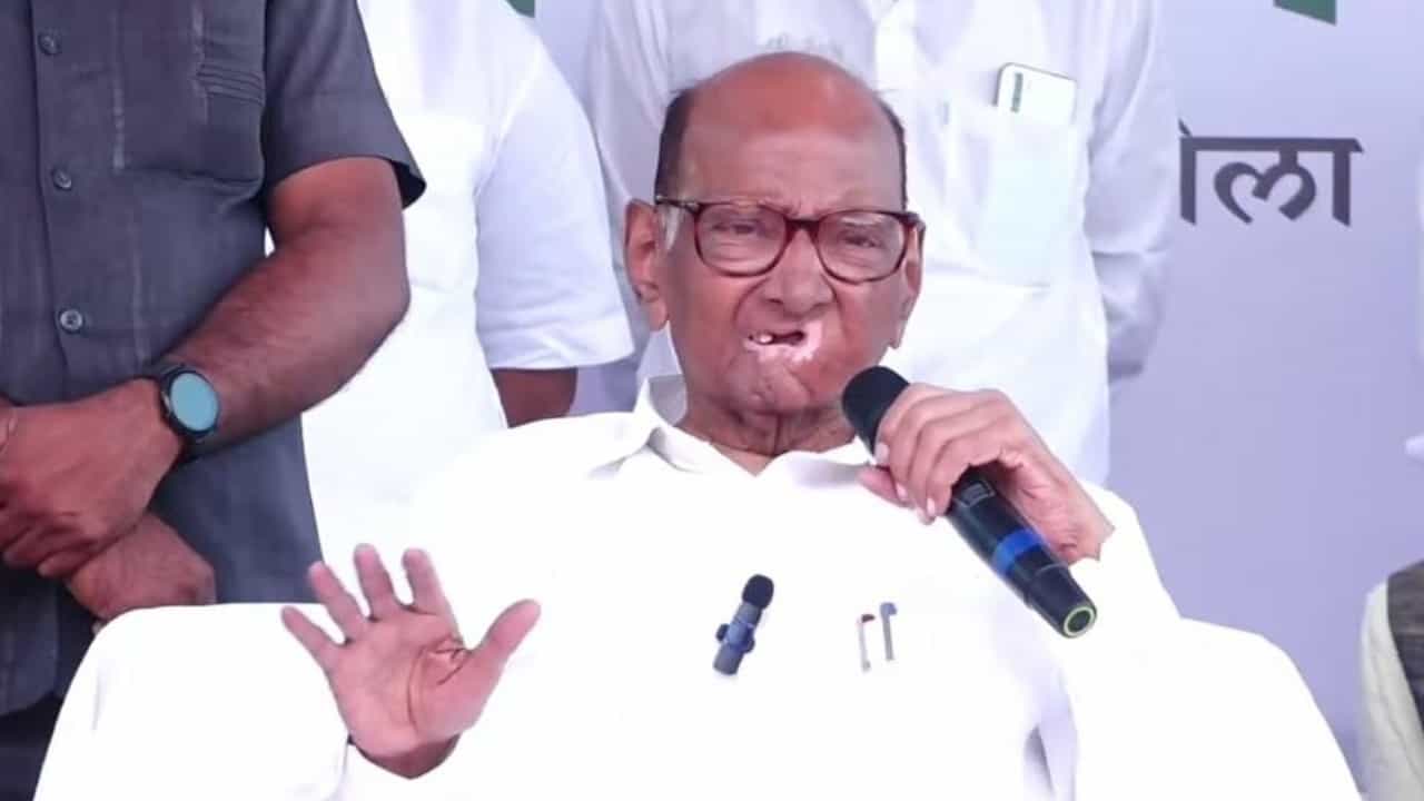 महाराष्ट्राच्या राजकारणातील चाणक्य, राष्ट्रवादी शरद पवार गटाचे ज्येष्ठ नेते शरद पवार यांचा आज वाढदिवस. त्यांच्या राजकीय वारशाप्रमाणेच त्यांच्या संपत्तीची आकडेवारीही कायम चर्चेत असते. २०२० च्या प्रतिज्ञापत्रानुसार, शरद पवारांची एकूण संपत्ती ३२.७३ कोटी रुपये आहे.