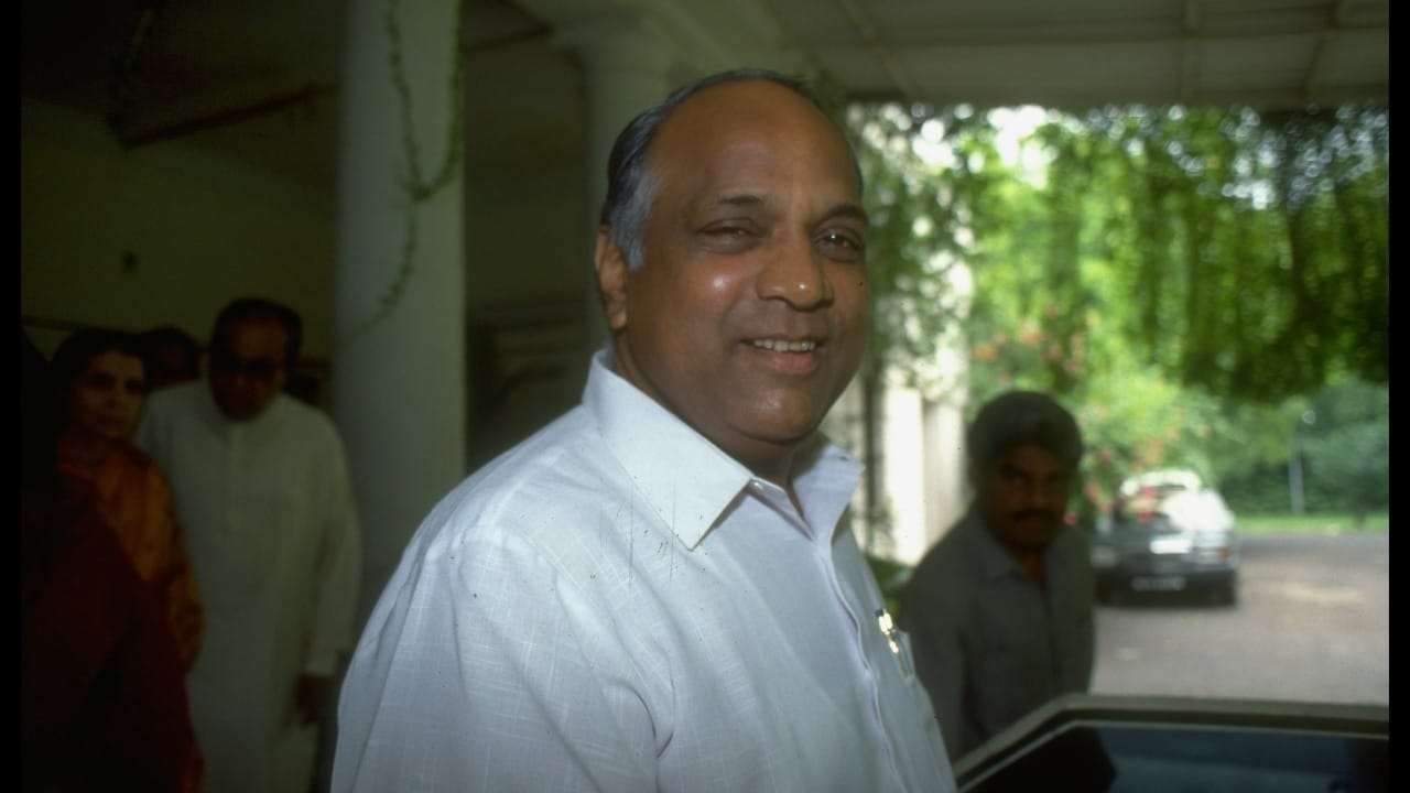 शरद पवारांकडे ८४८ ग्रॅम म्हणजे सुमारे ३८.१७ लाख रुपयांचे सोने आहे. तर १५.१७ किलो म्हणजे सुमारे ६.७० लाख रुपये मूल्य असलेली चांदी त्यांच्याकडे आहे. तसेच पत्नी प्रतिभा पवार पत्नी यांच्याकडे १९ लाख ५९ हजार ९७० मूल्याचे सोने आणि ७,५४,१११ किंमतीची चांदी  आहे.