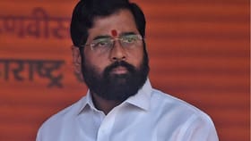 महापालिका निवडणुकांपूर्वी शिंदे गटाला धक्का, मंत्र्यांच्या मुलाला..