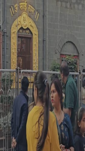 नाताळ अन् सलग सुट्ट्यांमुळे शिर्डीत भाविकांची अलोट गर्दी.