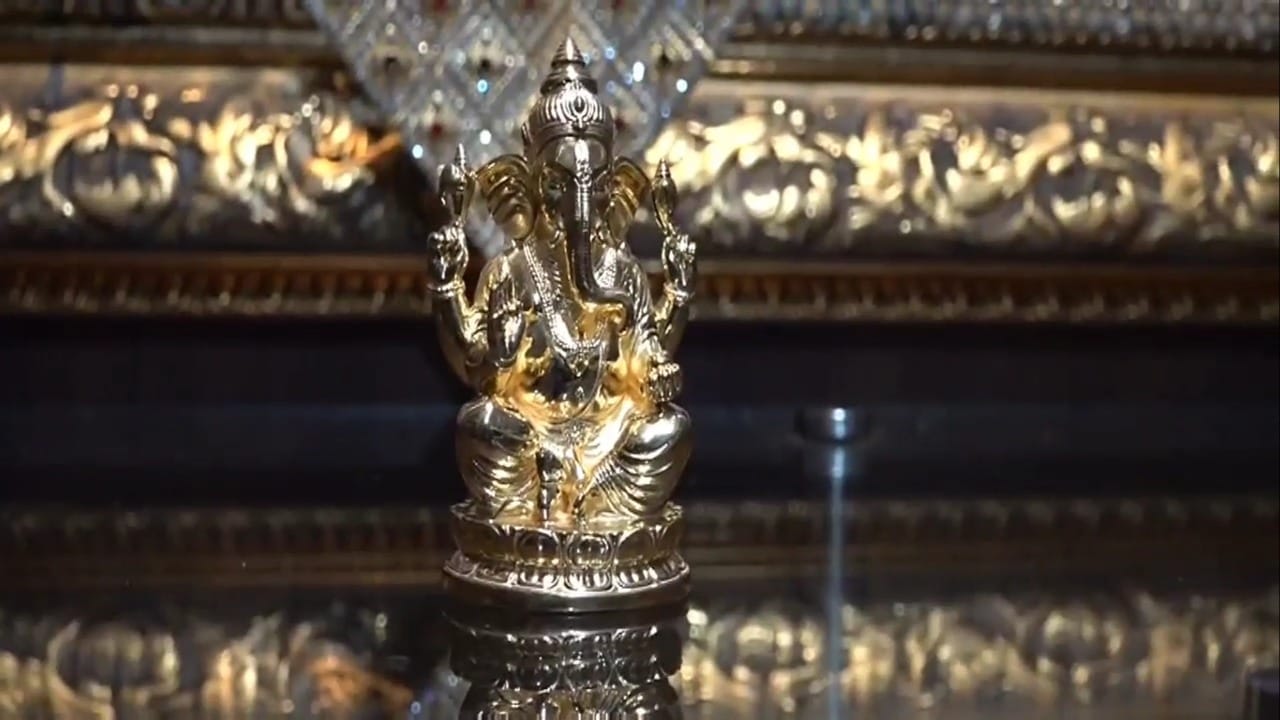 साई संस्थानच्या एका अधिकाऱ्याने दिलेल्या माहितीनुसार, "शिर्डीत येणारे भक्त निस्वार्थ भावनेने दान करतात. अनेकवेळा मोठ्या देणग्या देणारे भक्त आपली ओळख गोपनीय ठेवण्याची इच्छा व्यक्त करतात, जेणेकरून त्यांच्या दानाला प्रसिद्धीची जोड मिळू नये. हे सुवर्णदान देखील याच श्रद्धेचे प्रतीक आहे."