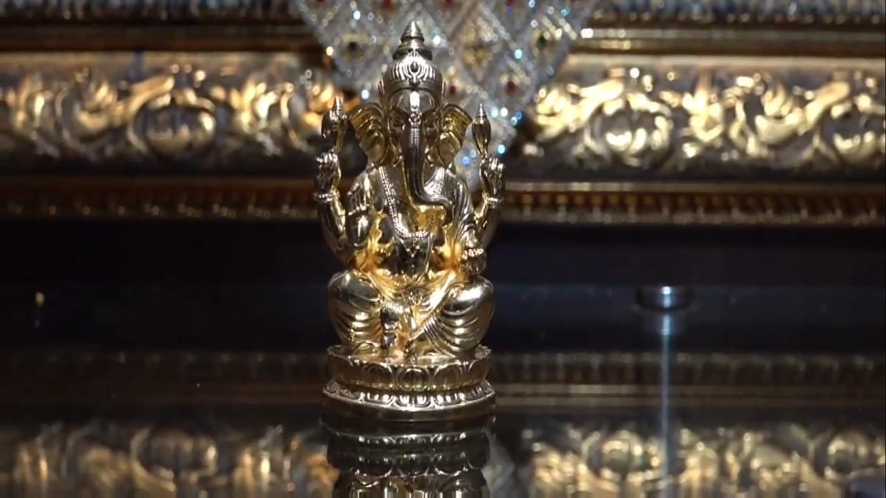 गणपती हे विघ्नहर्ता मानले जातात. त्यामुळे या मूर्तीच्या माध्यमातून भक्ताने साईबाबांच्या कृपेसाठी प्रार्थना केली असावी. आजच्या बाजारभावानुसार या मूर्तीची अंदाजित किंमत १२ लाख ३९ हजार रुपये इतकी आहे.