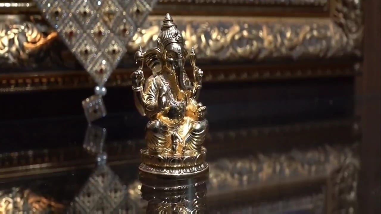 साईबाबांच्या दरबारात भक्त रोख रक्कम, चांदी, सोने आणि इतर वस्तूंच्या स्वरूपात सतत दान अर्पण करत असतात. मात्र, ही सोन्याची गणेश मूर्ती तिची किंमत आणि भाविकाची निरपेक्ष भावना यामुळे चर्चेचा विषय ठरली आहे.