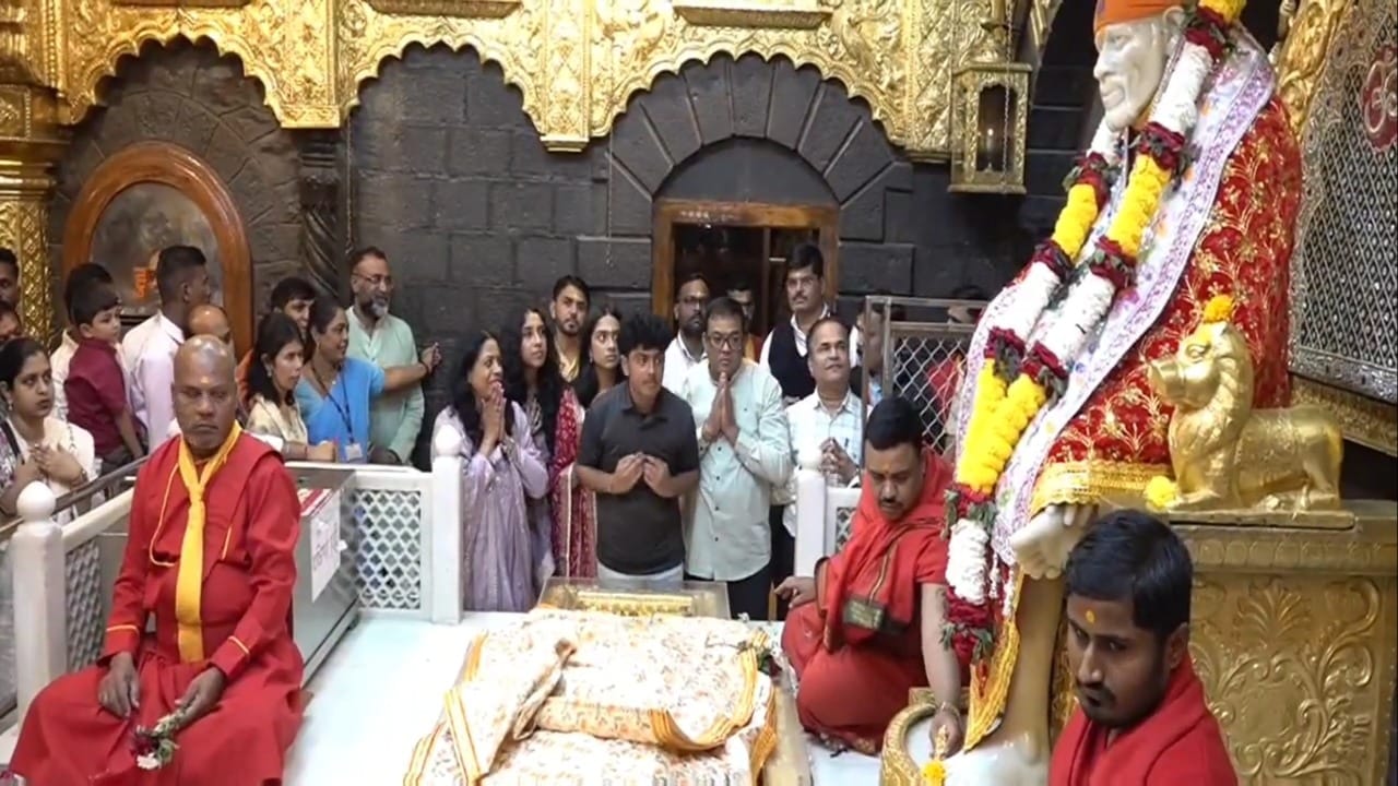 जगभरातील कोट्यवधी भाविकांचे श्रद्धास्थान असलेल्या शिर्डीच्या साईबाबांच्या चरणी एका अज्ञात दानशूर भक्ताने मोठी भेट अर्पण केली आहे. साईबाबांवर असलेल्या अगाध भक्तीपोटी या भाविकाने तब्बल १०२ ग्रॅम वजनाची सोन्याची गणेश मूर्ती साई संस्थानकडे सुपूर्द केली आहे.