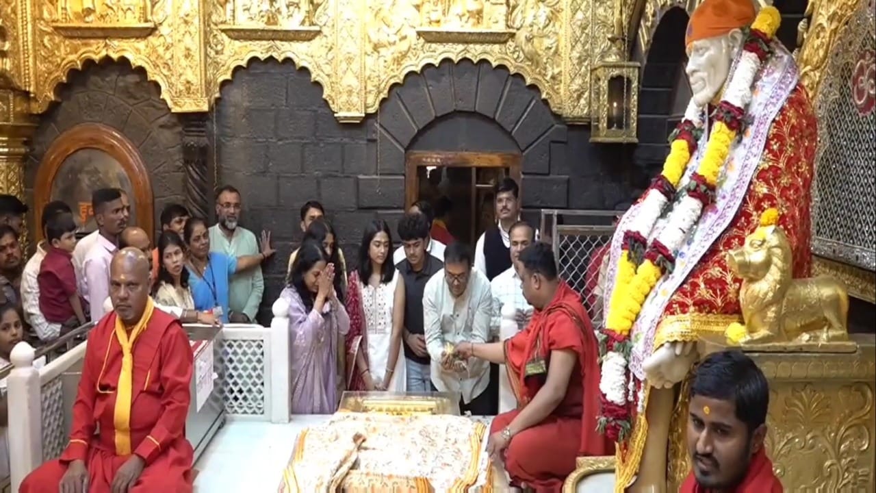 ही गणेश मूर्ती शुद्ध सोन्याची असून ती अत्यंत आकर्षक आणि कलात्मक पद्धतीने बनवण्यात आली आहे. या दानशूर भक्ताने साईबाबांच्या चरणी आपली श्रद्धा व्यक्त करण्यासाठी हे सुवर्णदान केले आहे.