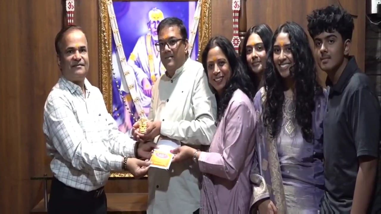 सर्वात विशेष बाब म्हणजे हे मोठे दान करणाऱ्या भक्ताने संस्थान प्रशासनाकडे आपली ओळख पूर्णपणे गोपनीय ठेवण्याची नम्र विनंती केली आहे. साई संस्थान प्रशासनाने भक्ताच्या इच्छेचा मान ठेवत, त्यांचे नाव किंवा राहण्याचे ठिकाण जाहीर न करण्याचा निर्णय घेतला आहे.