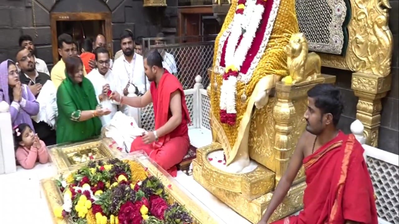 श्री शिर्डी साईबाबा संस्थानचे कार्यकारी अभियंता भिकन दाभाडे यांच्या हस्ते श्रीमती गितीका सहाणी यांचा सत्कार करण्यात आला. साईबाबांच्या दर्शनासाठी आलेल्या या भाविक महिलेने केलेल्या या भक्तीभावाच्या आणि देणगीच्या माध्यमातून साईबाबांवरील भक्तांची श्रद्धा पुन्हा एकदा दिसून आली आहे.