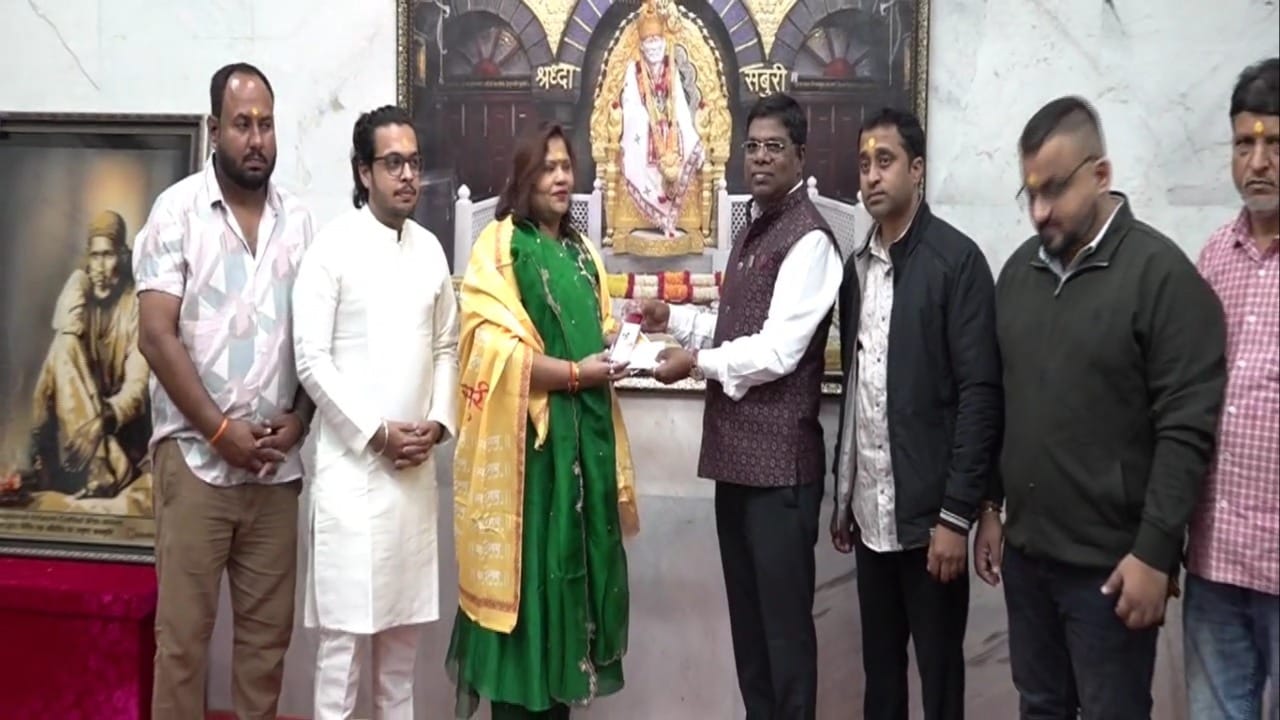  शिर्डीच्या साईबाबांच्या चरणी भक्त नेहमीच मोठी दानं करतात. काही दिवसांपूर्वी इतर भक्तांनीही सोन्याचे हार, मुकुट आणि सोन्याची अक्षरे ॐ साई राम अर्पण केली आहेत. या दानांमुळे साईबाबांच्या झोळीत दिवसेंदिवस मौल्यवान वस्तूंची भर पडत आहे. या घटनेतून साईबाबांच्या भक्तांची आपल्या देवावरील श्रद्धा किती मोठी आहे, हे पुन्हा एकदा सिद्ध होते.