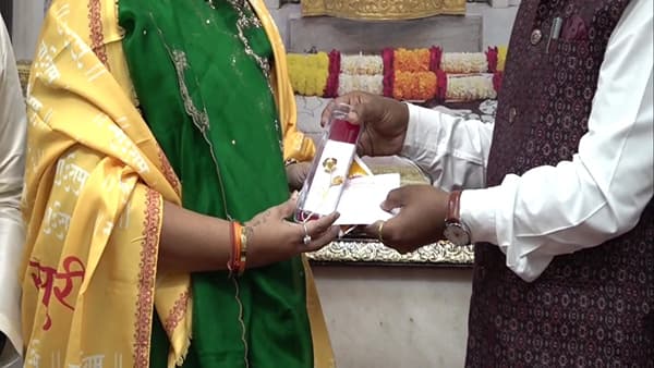 श्री शिर्डी साईबाबांवर देश-विदेशातील कोट्यवधी भाविकांची खूप श्रद्धा आहे. या श्रद्धेपोटी अनेक भक्त साईबाबांच्या चरणी रोख रक्कम, सोने-चांदीचे दागिने किंवा इतर वस्तू दान करत असतात. आता याच श्रद्धेतून छत्तीसगड राज्यातील दुर्ग शहरातून आलेल्या एका साईभक्ताने मौल्यवान वस्तू दान केली आहे.