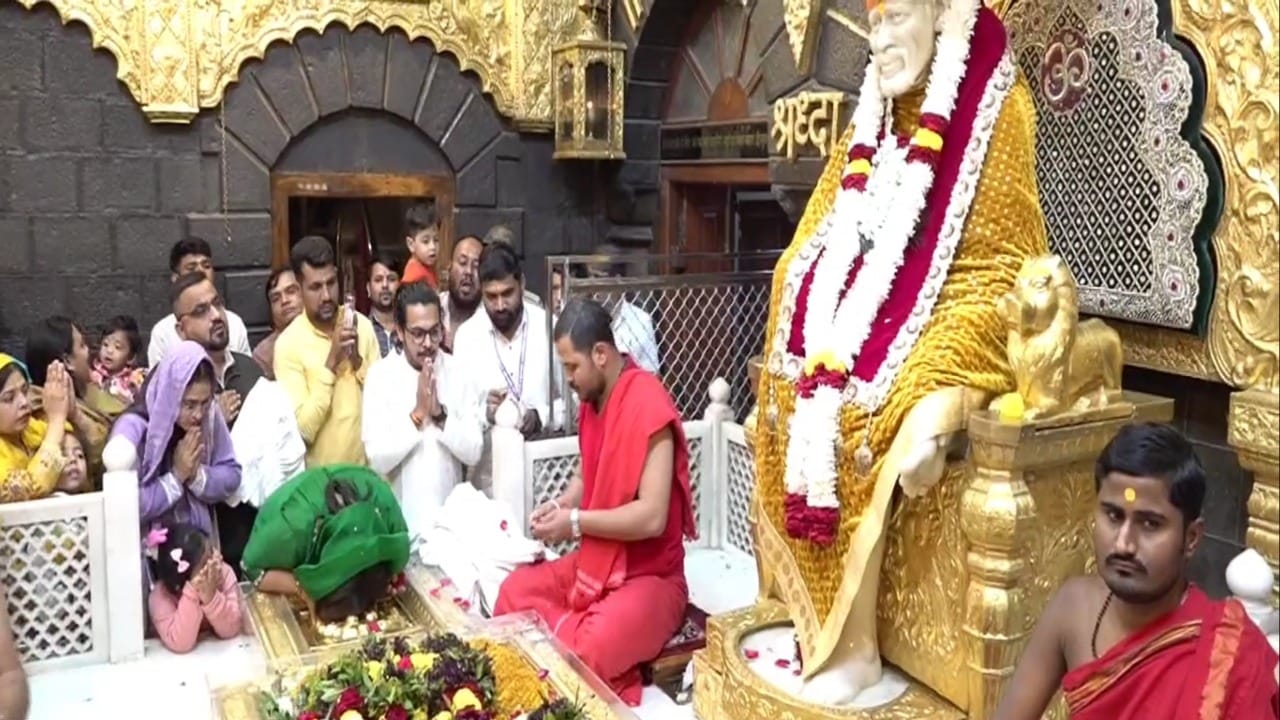 गुलाबाचे फूल हे प्रेम आणि भक्तीचे प्रतीक मानले जाते. या विशिष्ट आकाराच्या फुलातून त्यांनी आपली भावना साईचरणी व्यक्त केली आहे. त्यांनी अर्पण केलेले हे सोन्याचे गुलाब फूल १३.१०० ग्रॅम वजनाचे आहे. याची अंदाजे किंमत १ लाख ५४ हजार २५३ रुपये इतकी आहे.