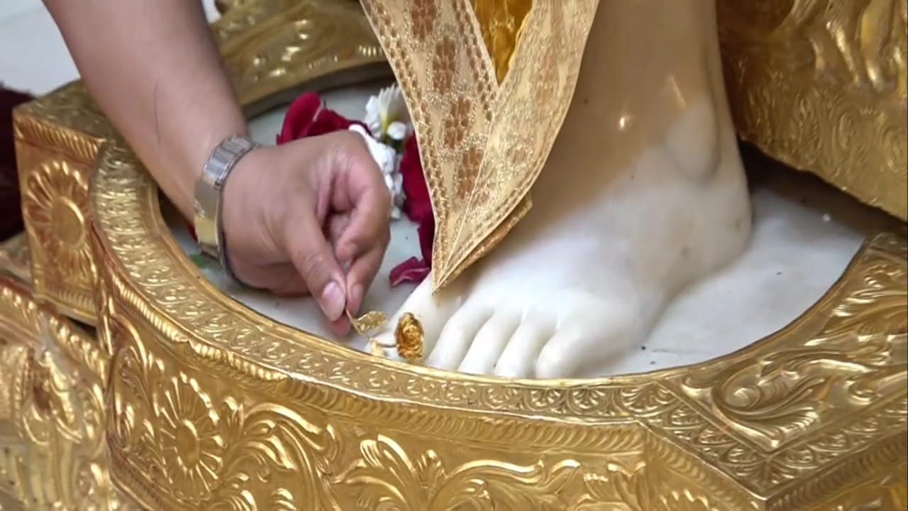 गीतिका सहाणी यांनी साईबाबांच्या चरणी हे मौल्यवान आणि कलात्मक सुवर्ण फूल अर्पण करून त्यांनी आपली भक्ती व्यक्त केली. त्यांच्या या भक्तीभावामुळे साईबाबा संस्थानने त्यांचा आदर करत सत्कार केला.