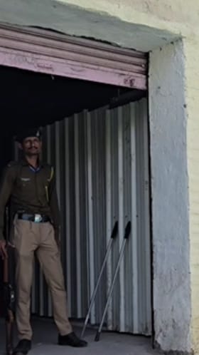 श्रीगोंदा नगरपरिषद निवडणुकीचे ईव्हीएम ठेवलेल्या स्ट्राँग रूमला द्विस्तरीय सुरक्षा.