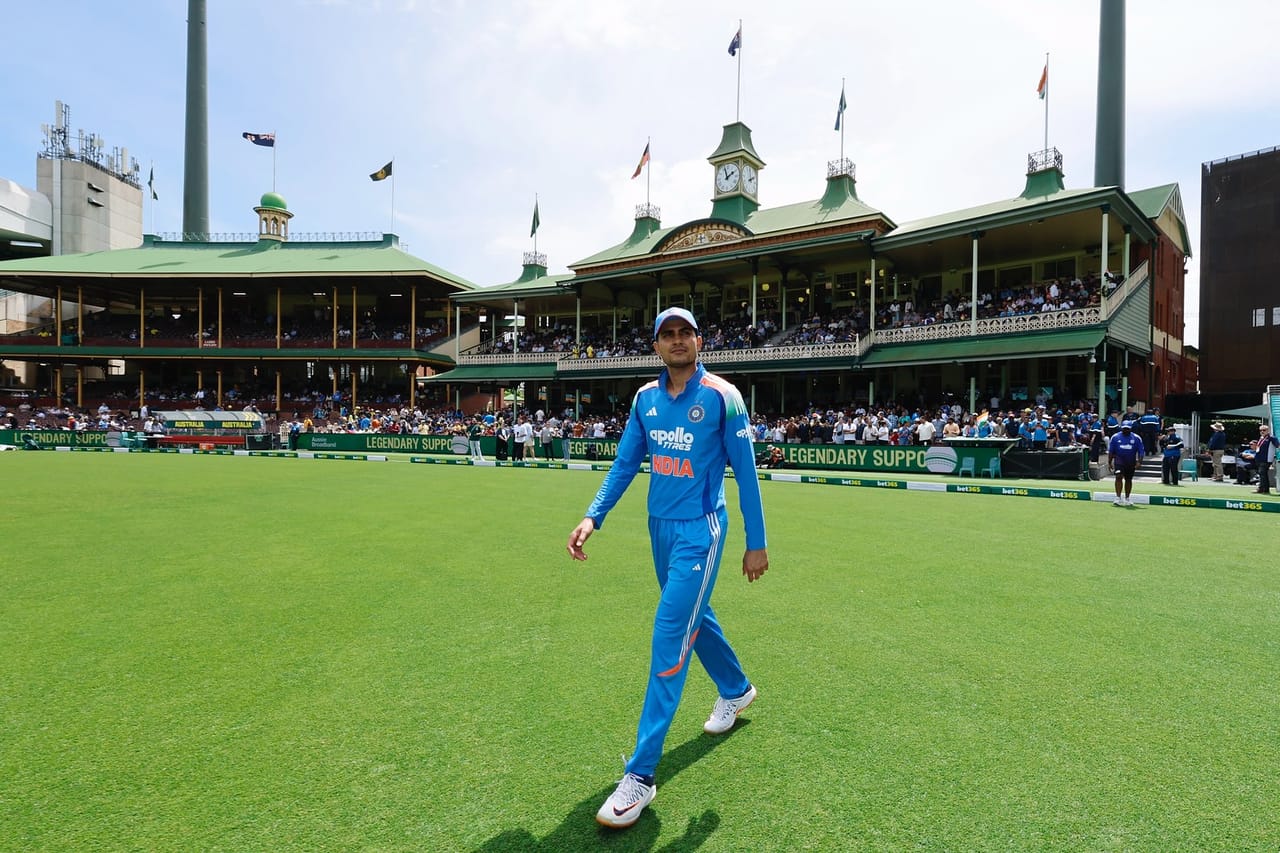 निवड समितीने थेट शुबमन गिलला टीममधून ड्रॉप करण्याचा निर्णय घेतला. शुबमन गिल हा भारताच्या वनडे आणि टेस्ट टीमचा कॅप्टन आहे. इतक्या मोठ्या प्लेयरला वर्ल्ड कपच्या टीममधून वगळणं हा सोपा निर्णय नाही. पण निवड समितीने हा निर्णय घेतला. 