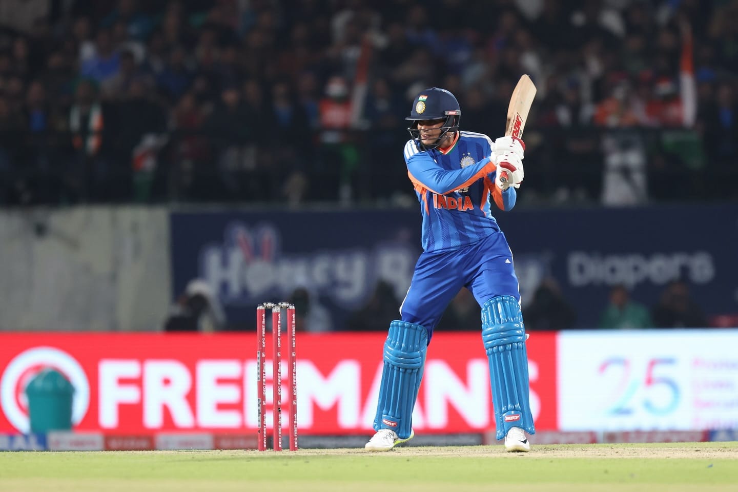 आशिया कपच्या स्क्वाडचा भाग असलेल्या रिंकू सिंहने टीममध्ये पुनरागमन केलं. फिनिशर म्हणून त्याचा टीममध्ये समावेश झाला आहे. जितेश शर्माची जागा तो घेईल. रिंकू सिंह, इशान किशन यांची निवड थोडी आश्चर्यकारक वाटली. 